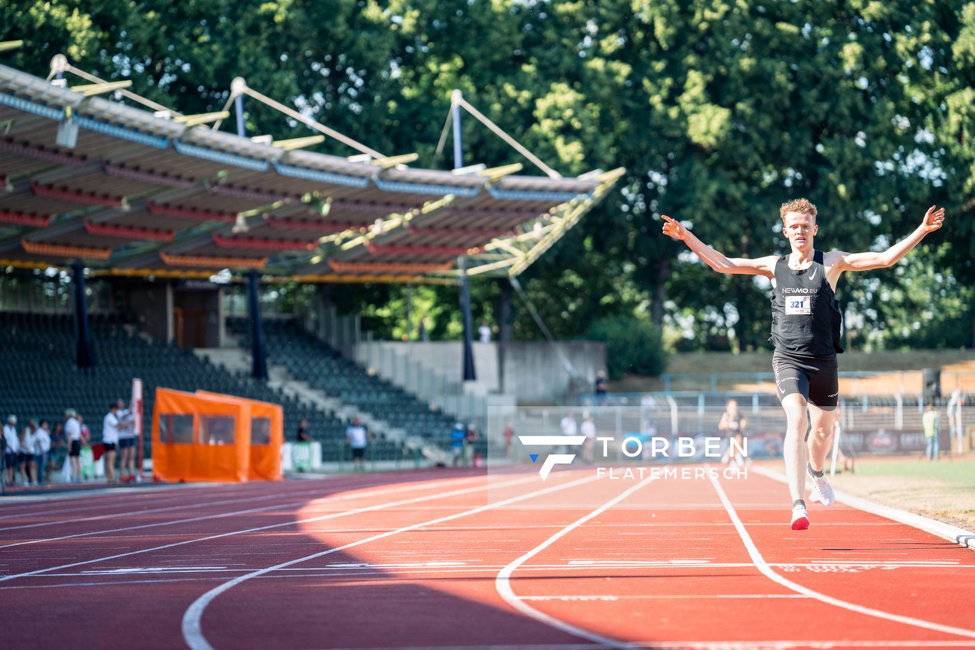 Tammo Doerner (SV Nordenham) freut sich im Ziel am 02.07.2022 waehrend den NLV+BLV Leichtathletik-Landesmeisterschaften im Jahnstadion in Goettingen (Tag 1)